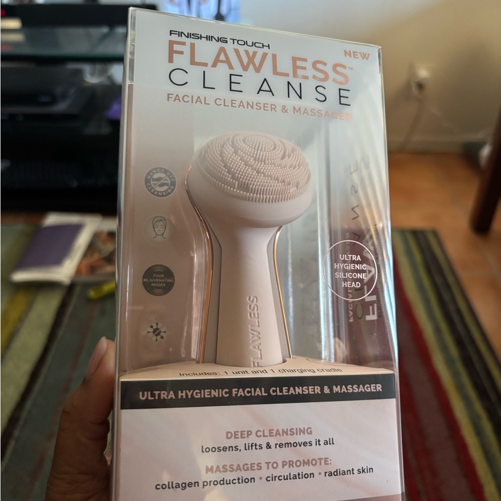 Finishing Touch - Flawless Cleanse Facial Cleanser & Massager - Pink..NEW!